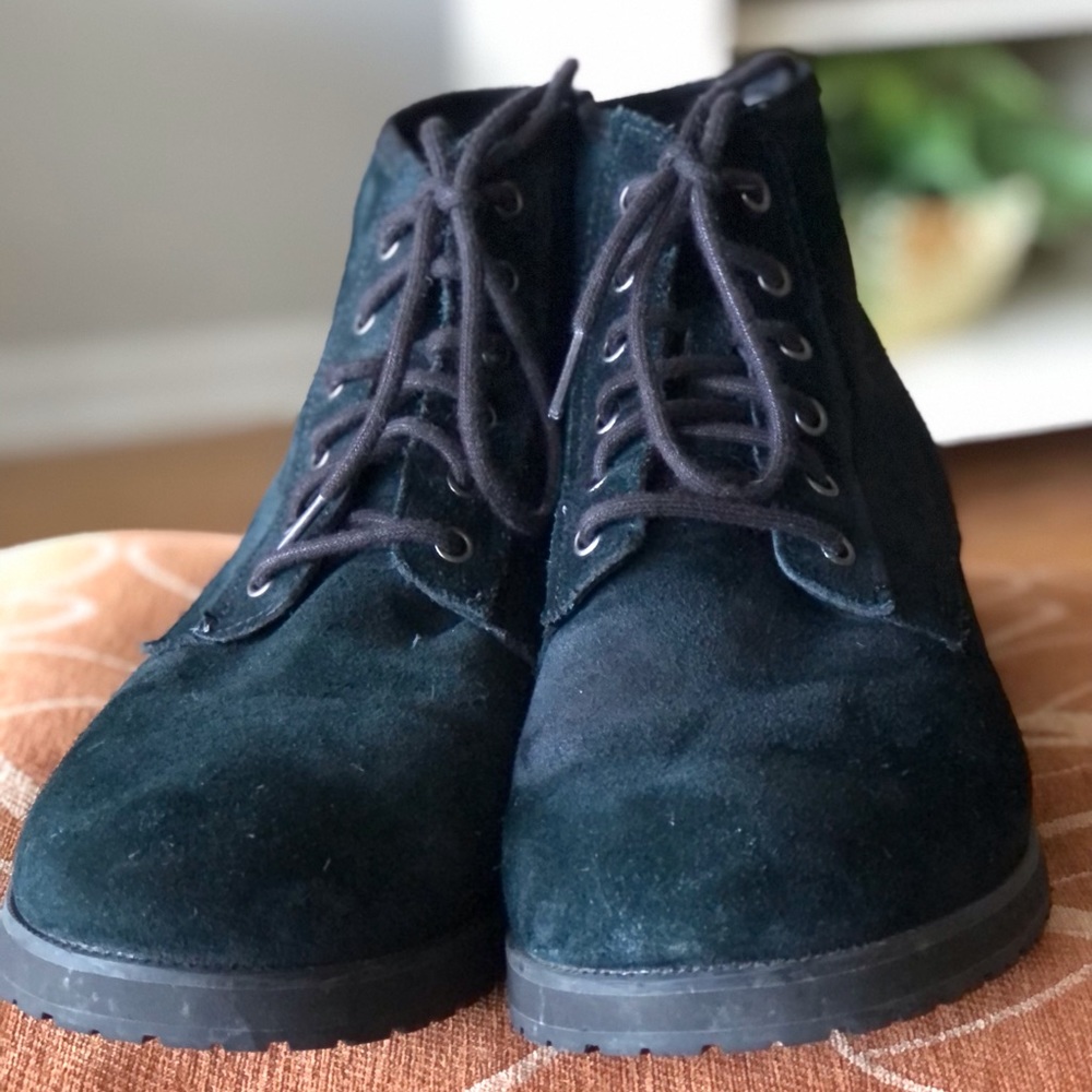 UGG Chukka Boots, Black Suede  s/n 1016453